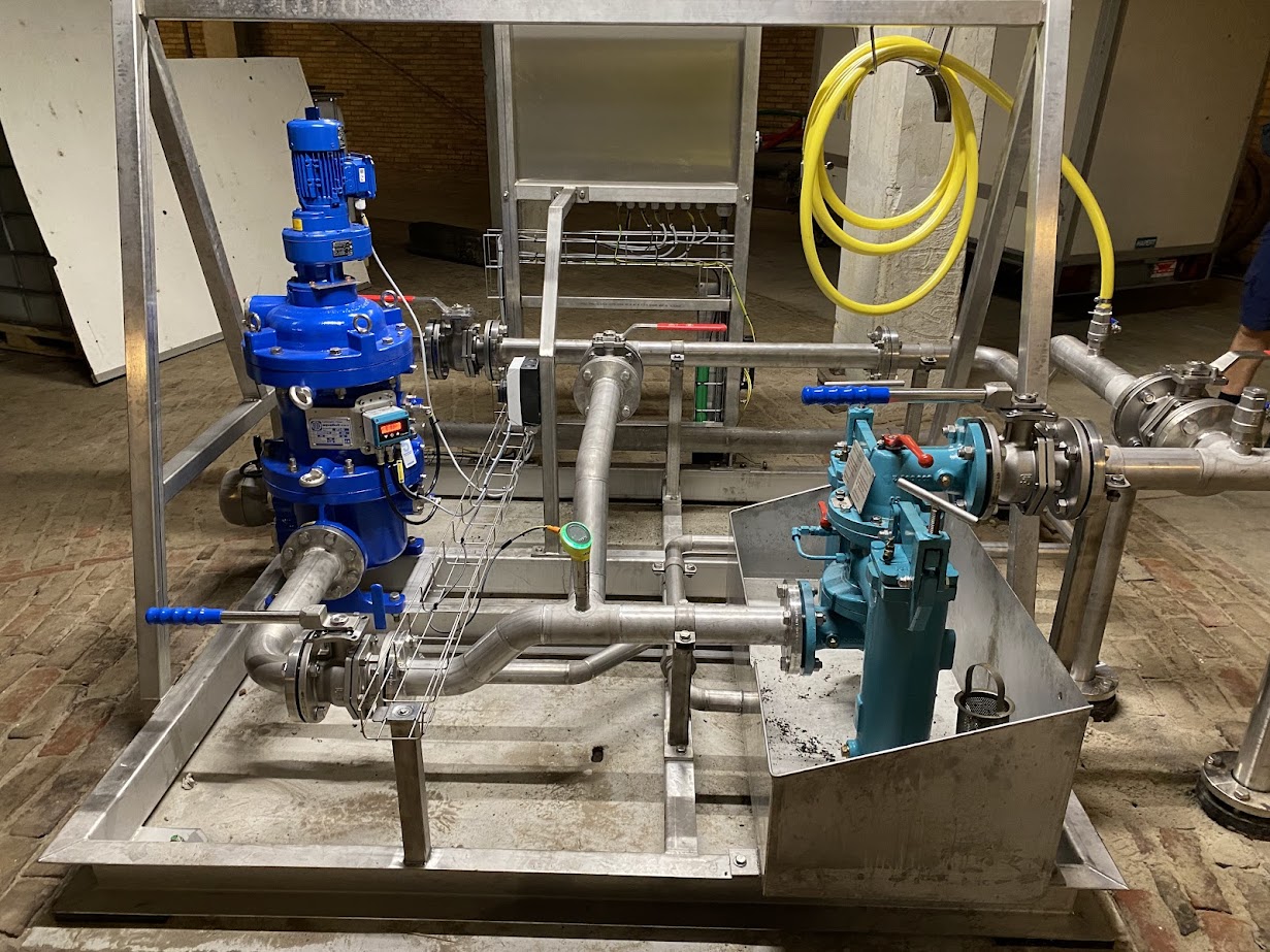 Skid met pompen en filters RWZI Burgum, door V.D.K Staal B.V.