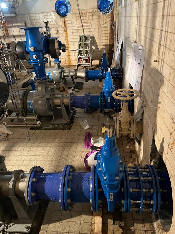 Leidingwerk met afsluiters en flenzen gemaal Galgkade Vlaardingen