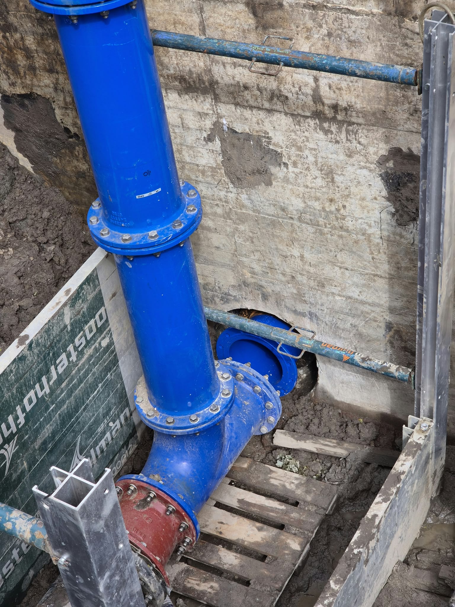 Bovenaanzicht volledig leidingwerk met afsluiters gemaal Zoeterwoude Rijndijk