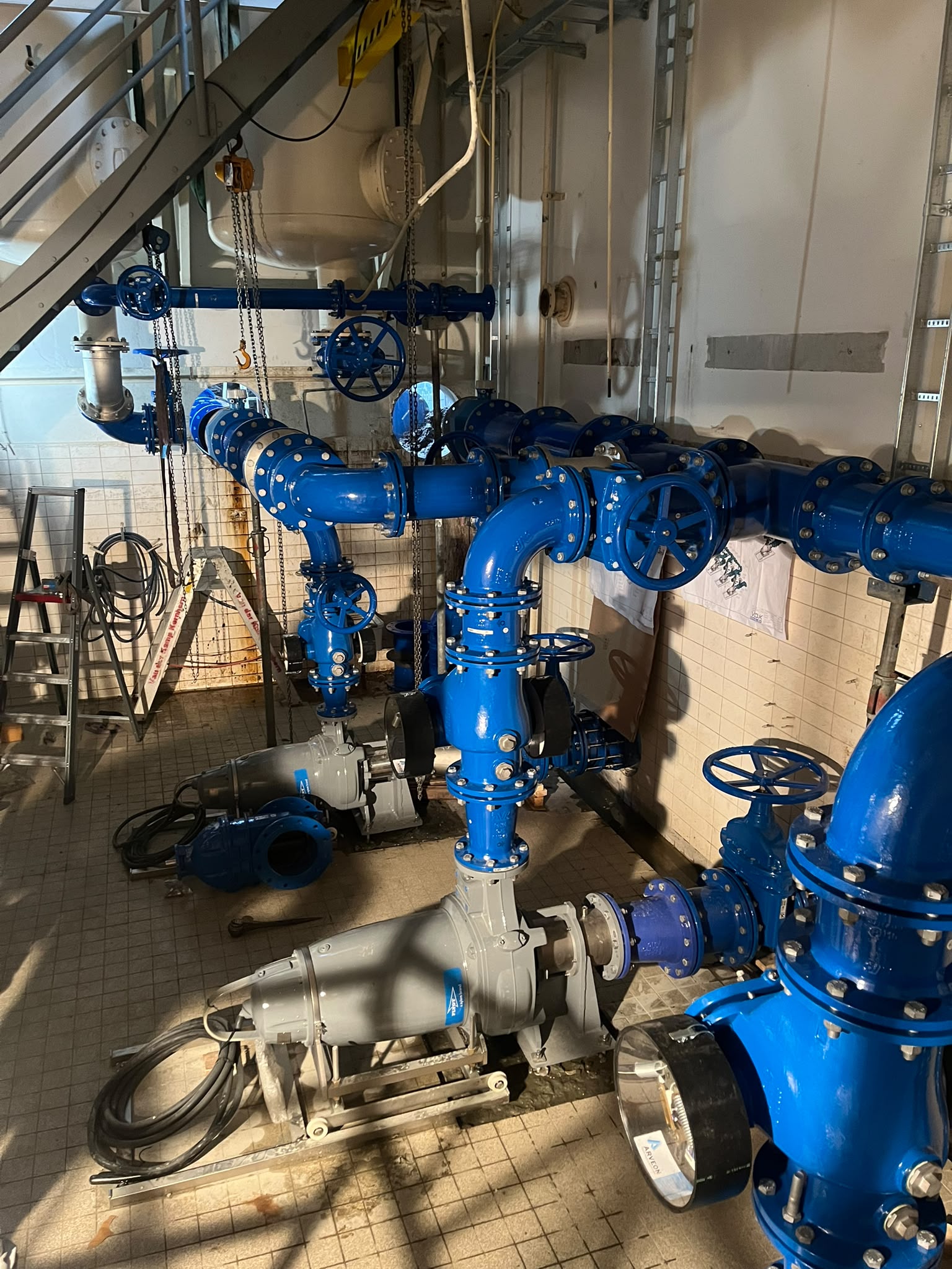 Aansluiting pomp op blauw leidingwerk gemaal Zoeterwoude Rijndijk