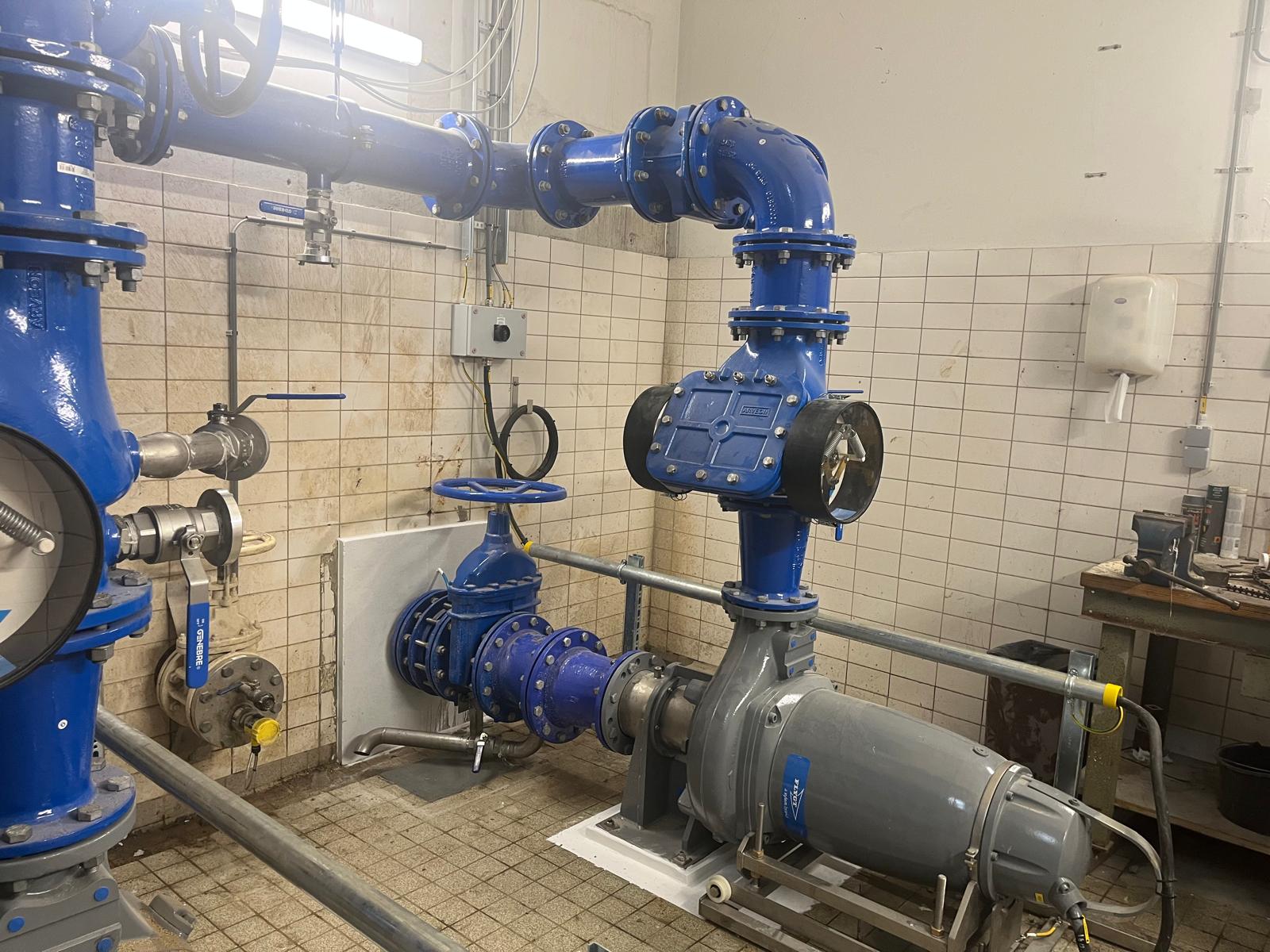 Nieuwe pompen worden geplaatst in het gemaal Zoeterwoude Rijndijk