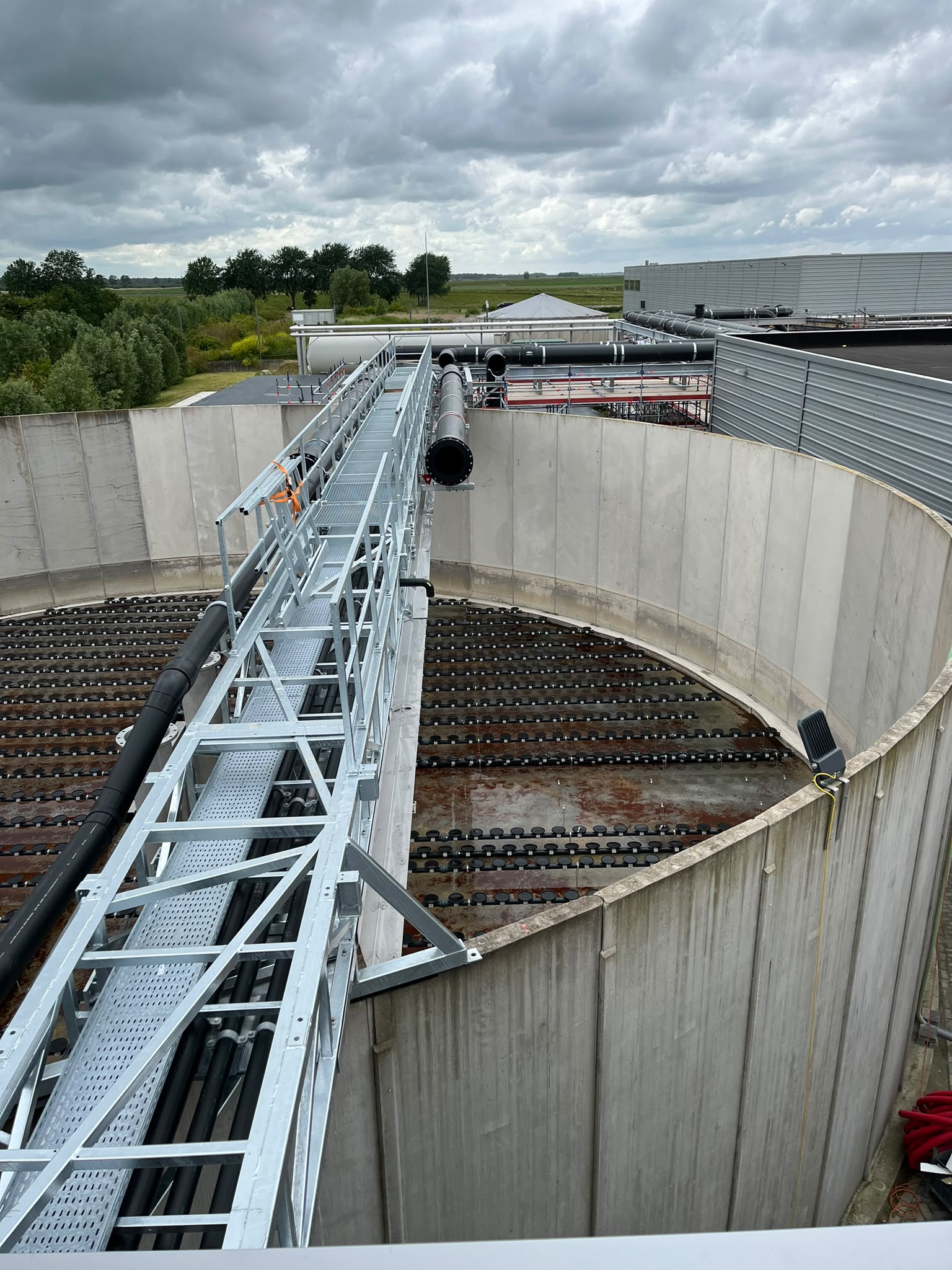 Loopbrug langs de rand van de beluchtingstank Heiploeg
