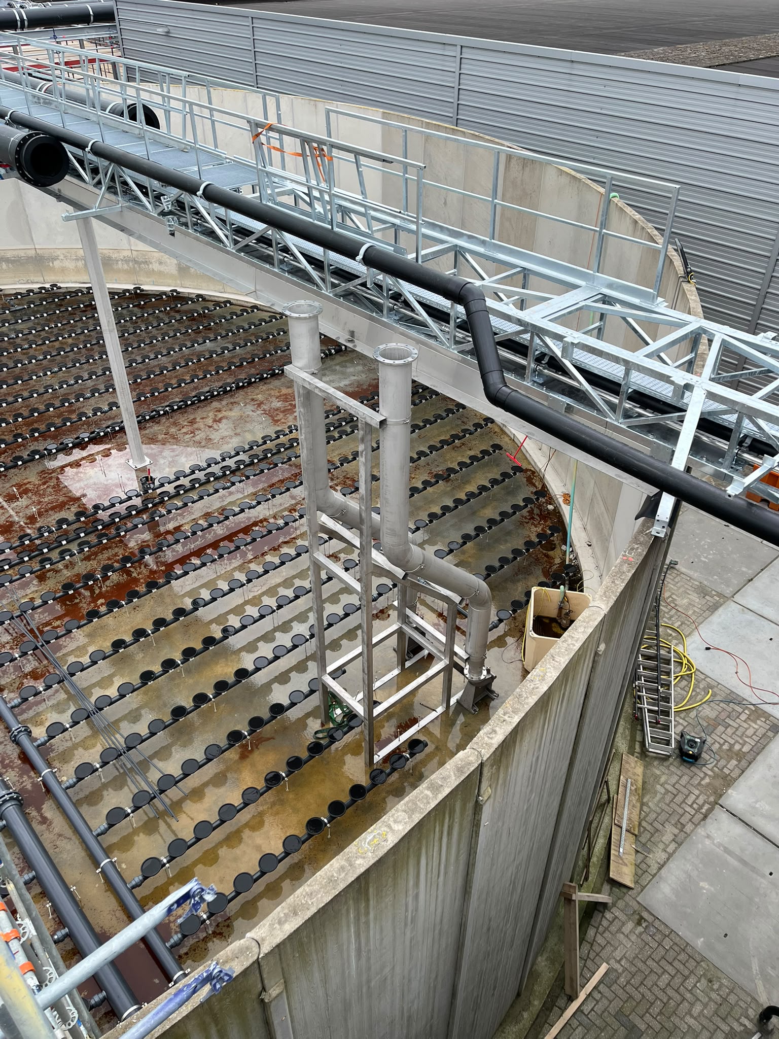 RVS frame met voedingspijpen beluchtingsschotels Heiploeg