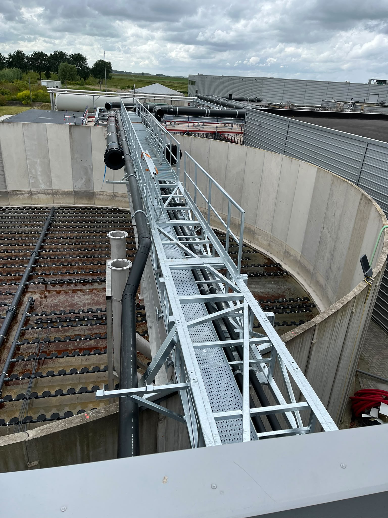 RVS verdeelconstructie met voedingspijpen in beluchtingstank Heiploeg