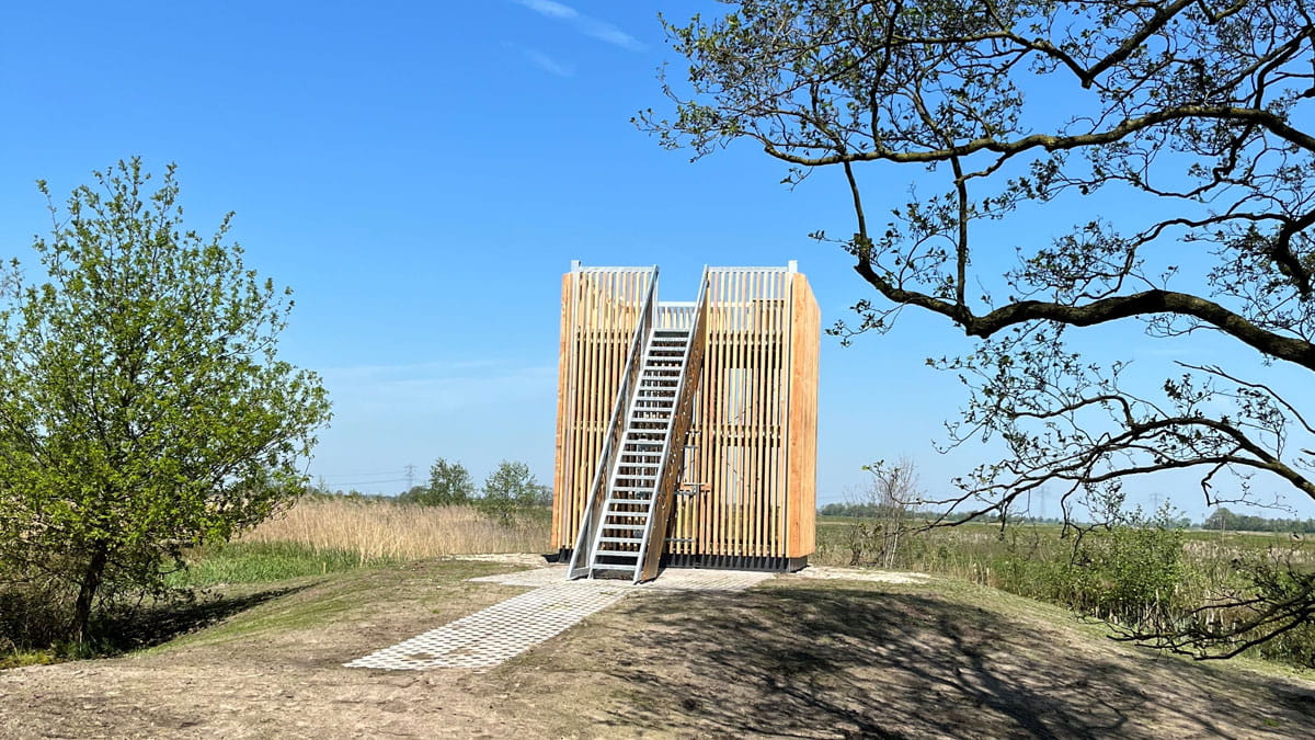 Kijktoren met houten gevelbekleding en stalen trap in Westerkwartier