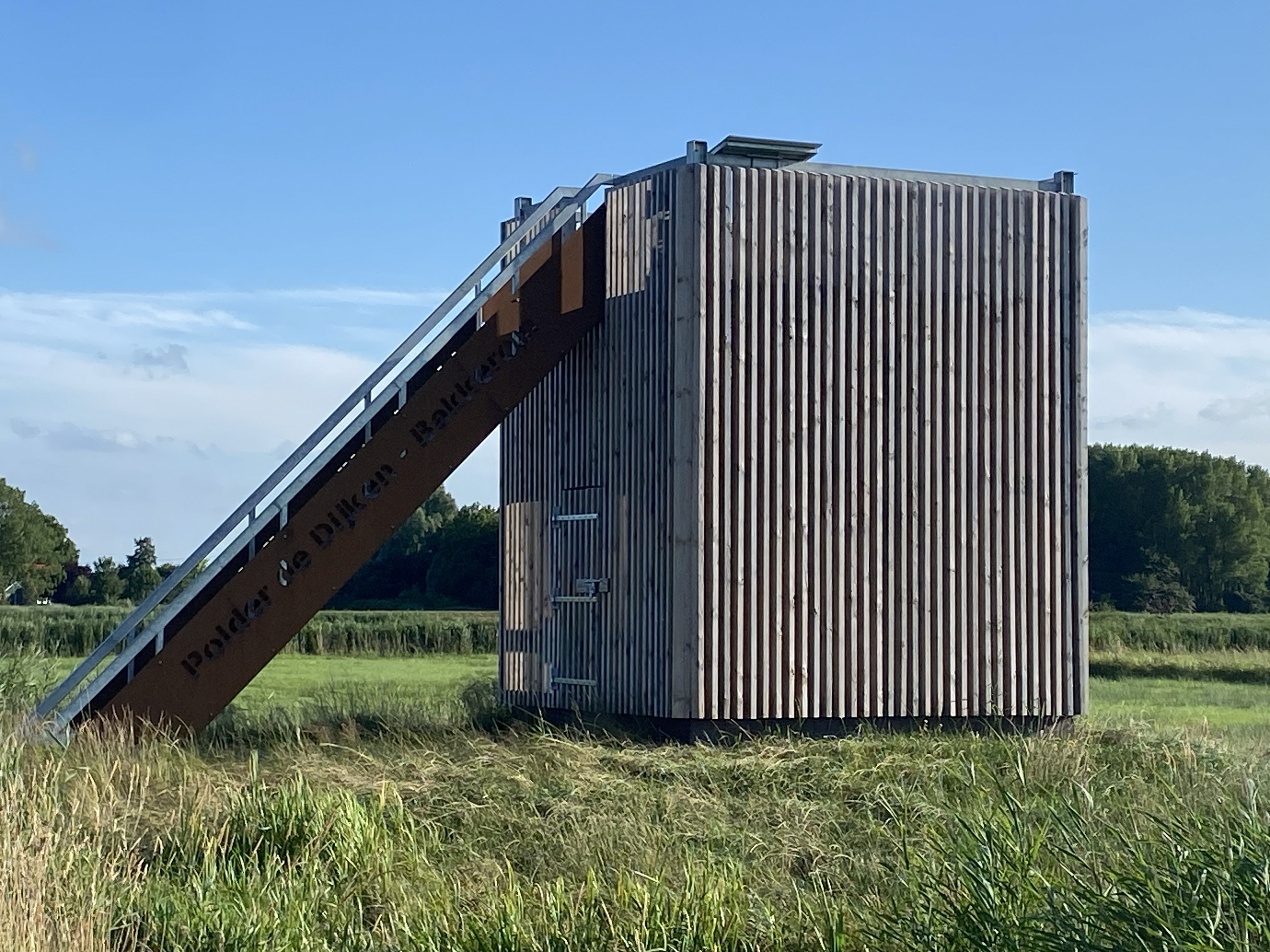 Kijktoren Polder de Dijken met cortenstalen opschrift en stalen trap