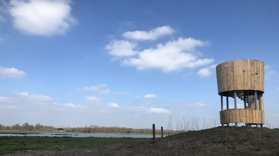 Ronde houten kijktoren op stalen constructie in polderlandschap Westerkwartier
