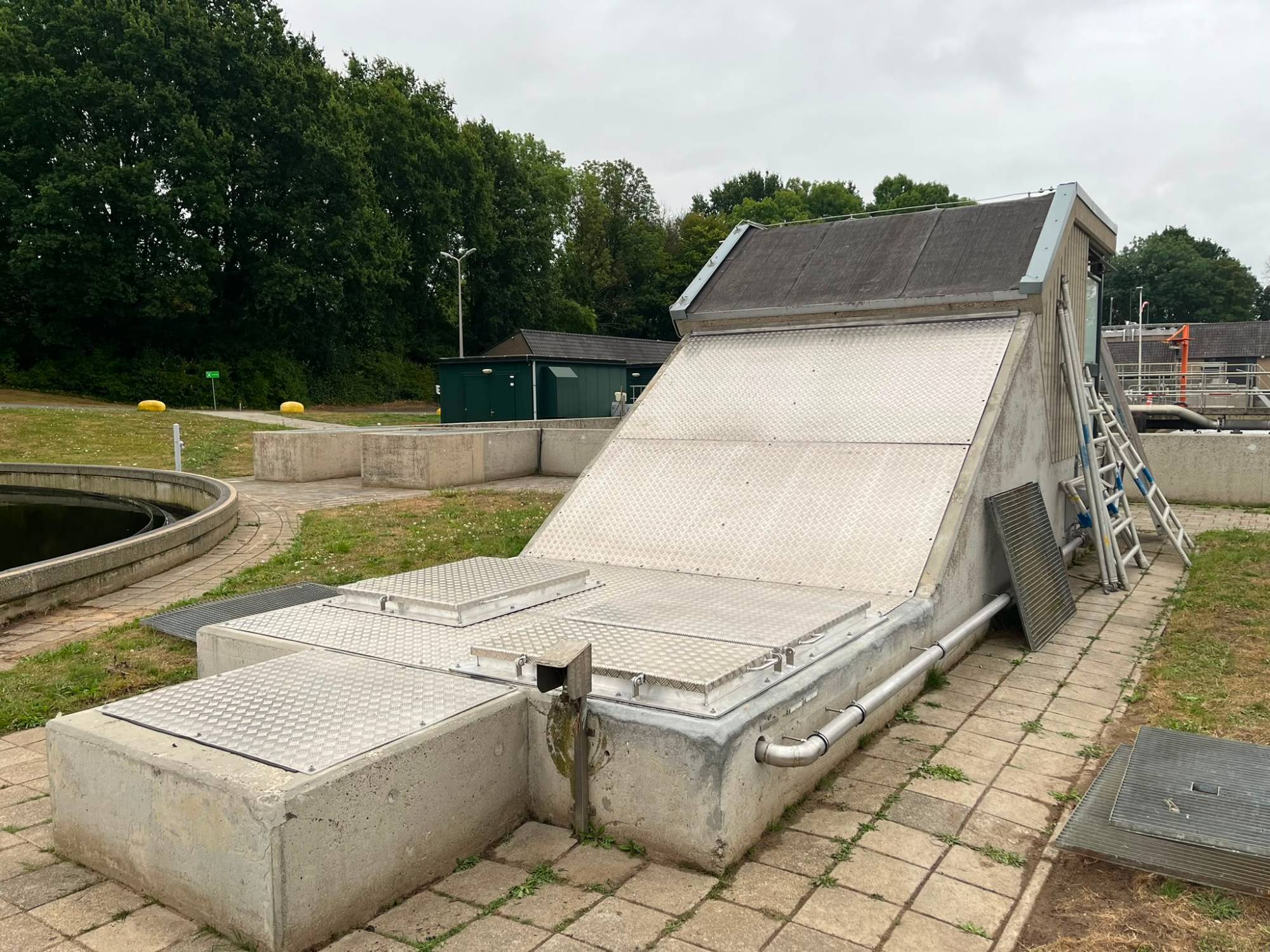 Aluminium afdekking vijzel met traanplaatpanelen en luiken RWZI Wijlre