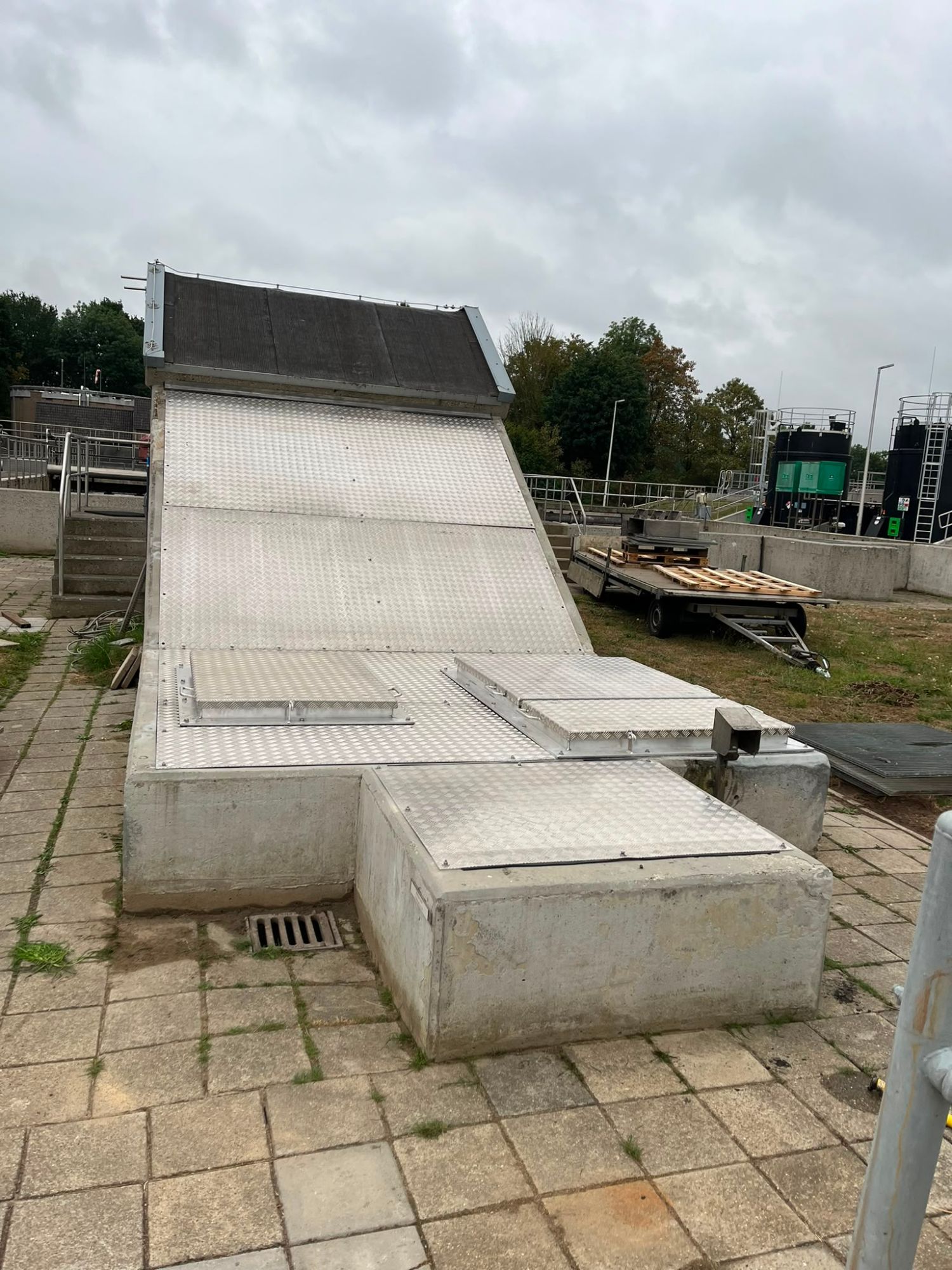 Vooraanzicht aluminium vijzelafdekking met luiken RWZI Wijlre