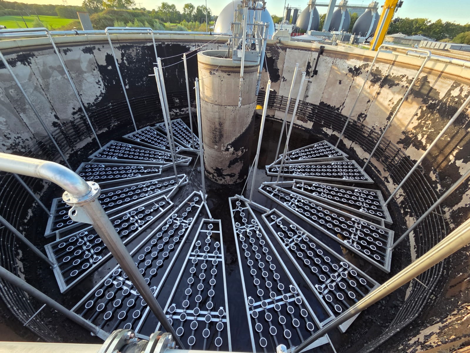 Beluchtingsrekken in rond bassin RWZI Hengelo, geproduceerd door V.D.K Staal B.V.