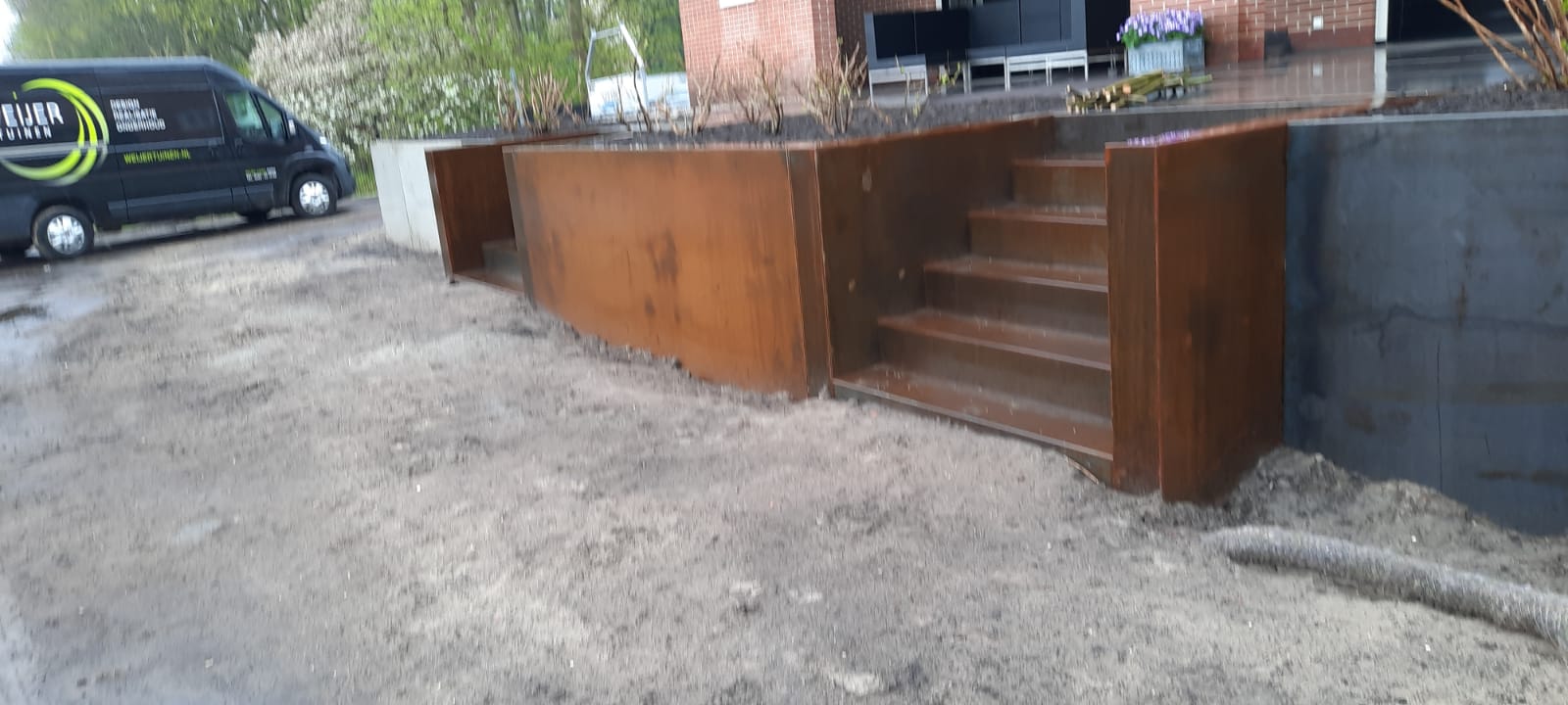 Cortenstalen keerwand en trap voor Weijer Tuinen, door V.D.K Staal B.V.