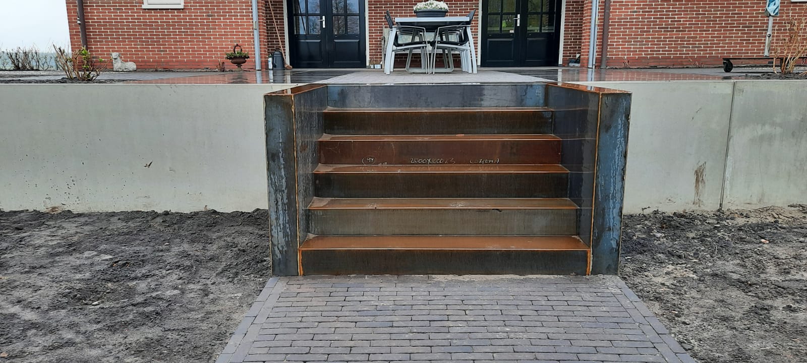 Cortenstalen trap op maat voor Weijer Tuinen